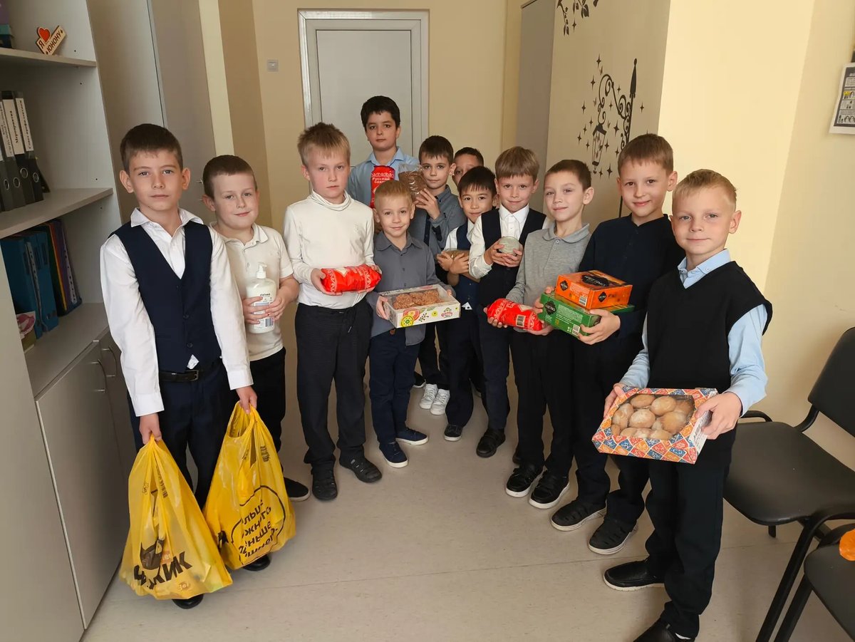 В гимназии "Юнона" проходил сбор гуманитарной помощи для бойцов спецоперации.